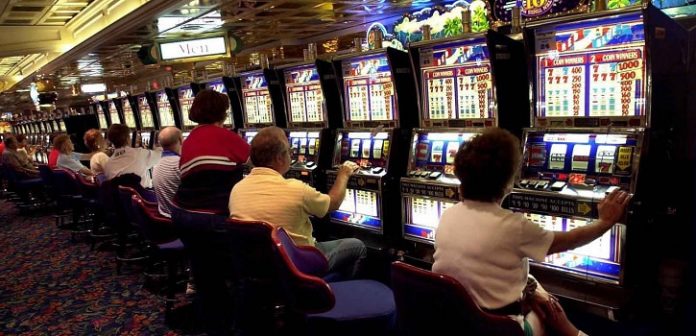 Gamblers ignore new warning signs on Canadian slot machines
